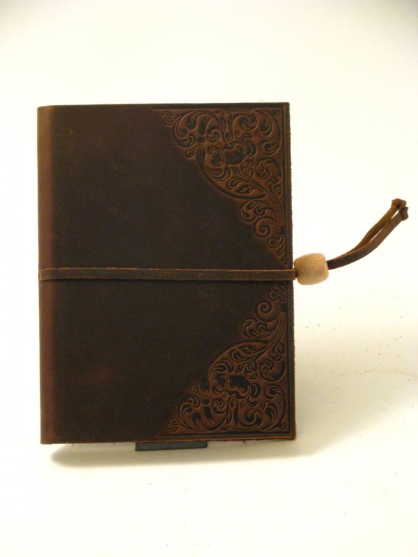 Calve's Leather Sketchbook - 16,5 x 12 cm - Prægede hjørner - lang snørelukning - Papir